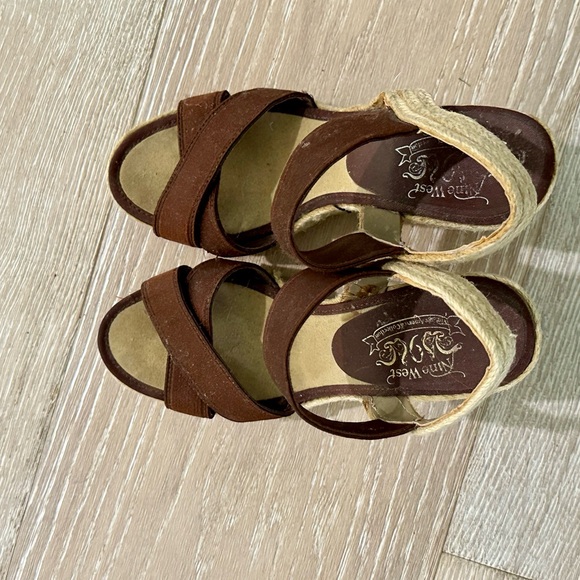 NINE WEST Brown elasticized banded 5 inch heel Wedge Sandal Size 8M - Picture 4 of 4